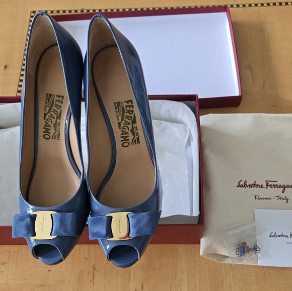 Salvatore Ferragamo Logo Blue Patent Leather Open Toe Vara Shoes 8.5/ 39.5 - Picture 2 of 16